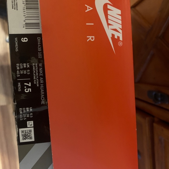 All white NIKE Hurache - Picture 3 of 4